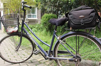 骑着自行车 带着单反穿梭在社区