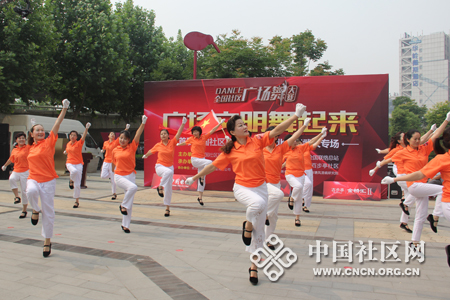 百步亭社区青春无限健身操队带来的舞蹈《五星红旗飘起来》2.jpg