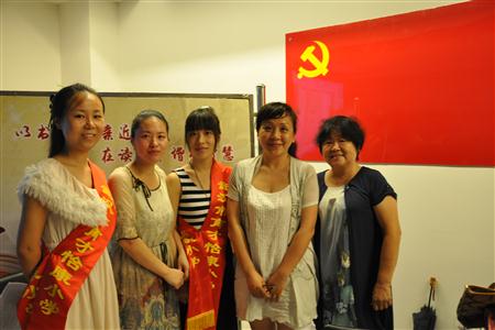 2柳华（右二）参加社区读书节活动.JPG