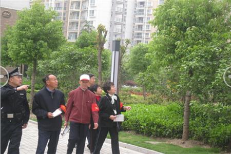6柳俊明在苑区巡逻.JPG