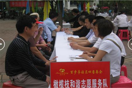 7周俊华律师正在接受居民的法律咨询.JPG