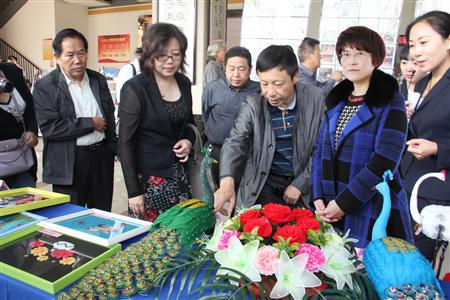 13靳慧关爱百步亭阳光家园.JPG