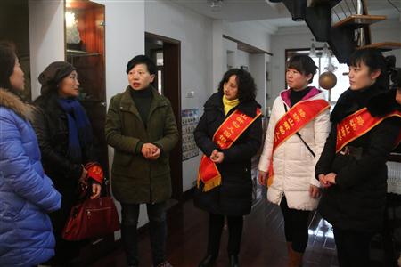 1石宏新（右三）慰问残疾人家庭.JPG