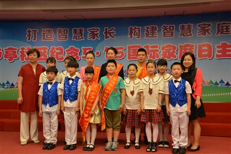 4周贝黎带领学生在“国际家庭日”纪念活动中表演情景话剧.JPG