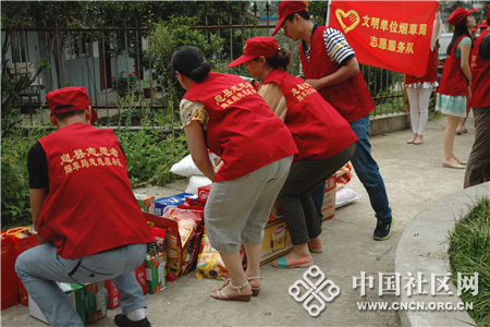志愿者为贫困户和孤寡老人送粽子及其他慰问品.JPG