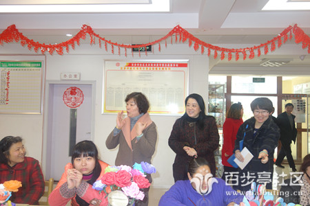 8江岸区综治办在文卉苑阳光家园看望参加居民_副本.jpg