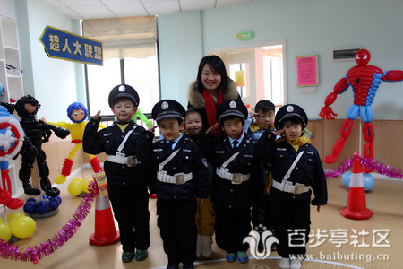 12潘文萍和社区的孩子们在一起游戏。_副本.jpg