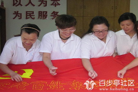 6贾芳（右二）在党支部参加“绣红旗”活动_副本.jpg
