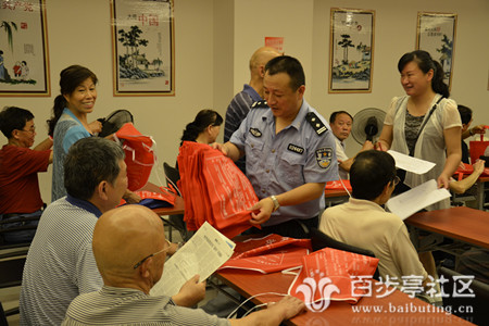 6刘星华向居民发防骗宣传资料_副本.jpg