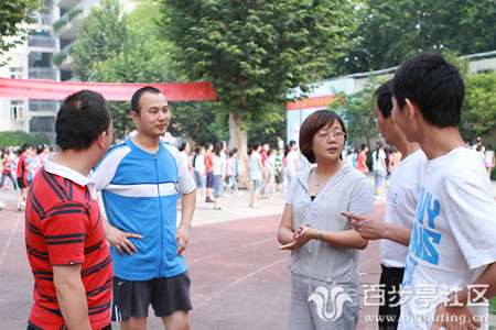 27尹芳与社区居民交谈_副本.jpg