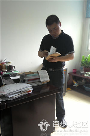 付礼栋科长下基层指导住宅维修资金的使用.jpg