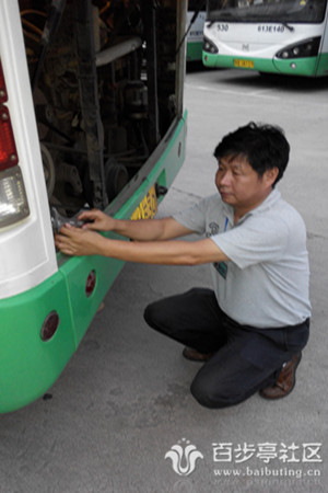 30朱斌2015年5月正在检查准备出行的公交车_副本.jpg