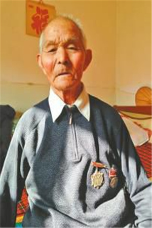 89岁的刘士平依然留着当年的精神劲.jpg