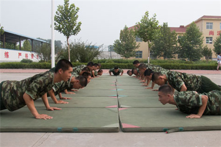 韩高强和战士们正在进行体能训练.jpg