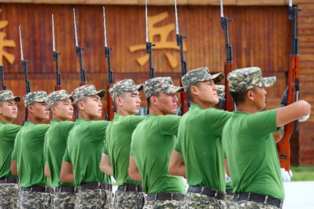 8月26日，蒙古国参阅方队在进行受阅前的基础训练。.jpg