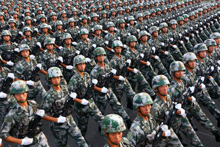 “刘老庄连”英模部队方队在进行严格训练（7月23日摄）副本.jpg