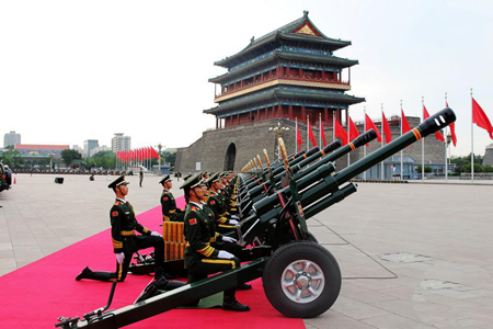 8月23日，礼炮兵在天安门广场进行礼炮鸣放演练副本.jpg