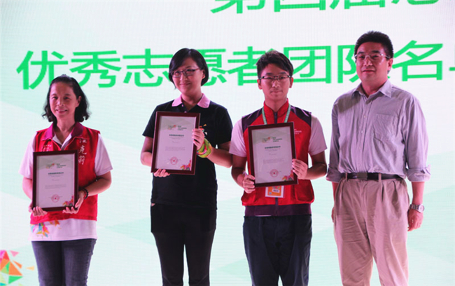 深圳市民政局副局长余智晟为优秀志愿者颁奖