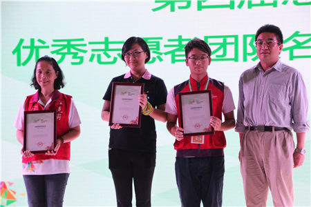 深圳市民政局副局长余智晟为优秀志愿者颁奖6.JPG