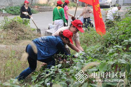 东风社区“一刻钟”志愿者打扫社区环境卫生