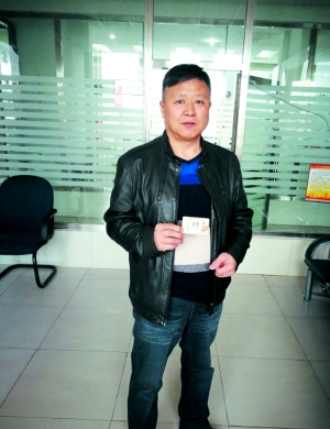 10王长林手持器官捐献志愿者登记卡。.jpg