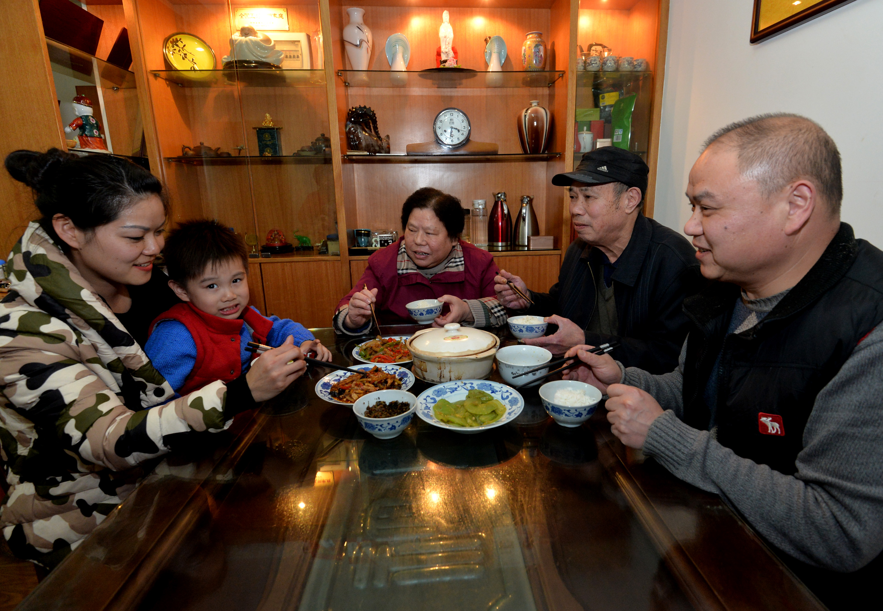 余洪芝一家人坐在一起吃饭.jpg