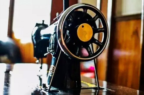 一台缝纫机：“咵嗒咵嗒”裁剪孩提时光