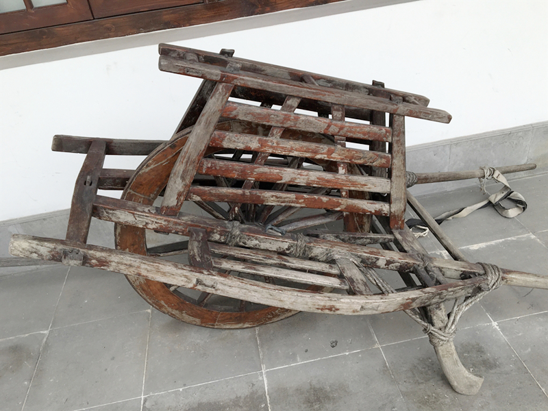 一辆独轮车：40年前载物 40年后励志