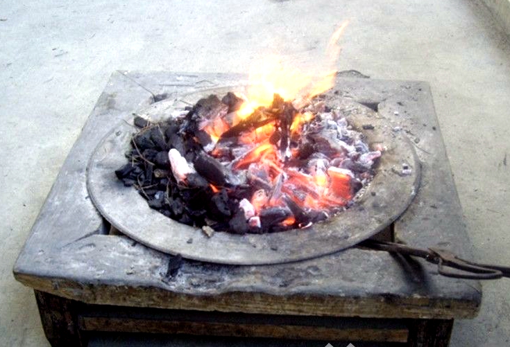 一个炭火盆：40年前暖人心 40年后见证爱