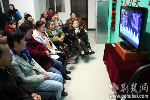 百步亭社区居民收看央视《领航中国》晚会.jpg