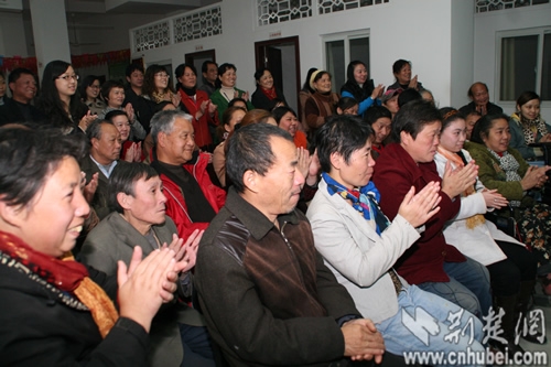 百步亭社区居民收看央视《领航中国》晚会2.jpg