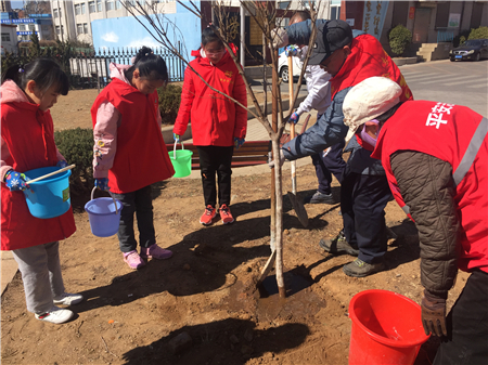 松山小学志愿者参与植树活动.jpg