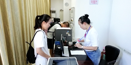 20180716社区志愿者送孤儿到柳州市人才中心面试.jpg